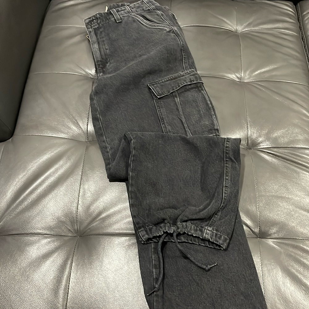 FALL CLEARANCE 🔥🔥 
Levi’s distressed cargo jeans black sz 29